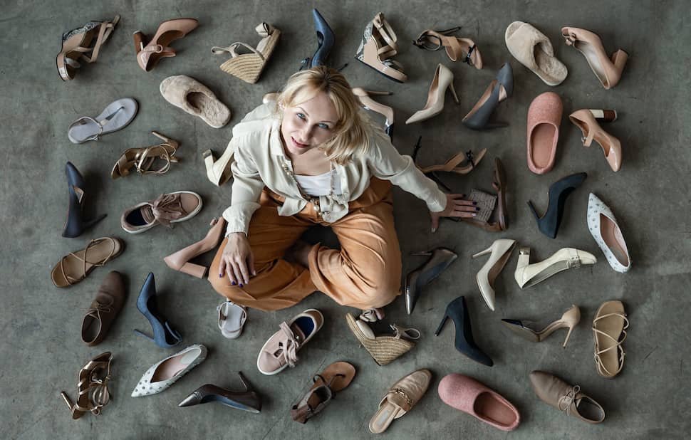 Жена с много чифтове обувки