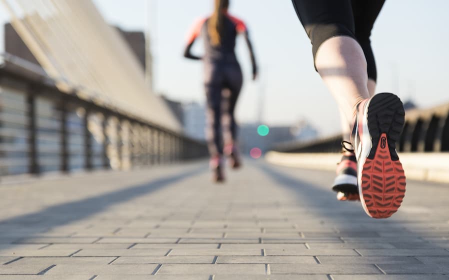 Жени с маратонки бягат