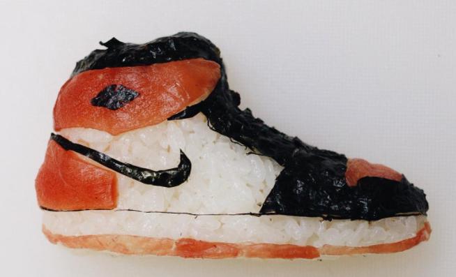 Суши с вид на Nike Air Jordan